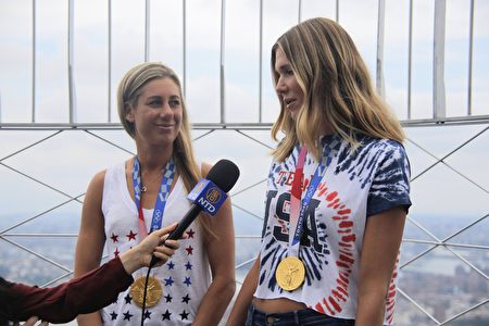 東京奧運女子沙灘排球金牌選手艾譜莉·羅斯（左）和搭檔艾麗絲·克萊曼（右）接受新唐人電視臺訪問。
