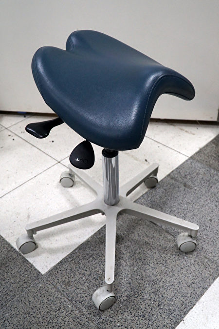 大叶大学工设系设计的椅子具支撑力且方便移动。