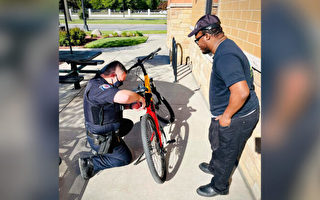 打工仔自行车被抢 善心警察送他一辆新的
