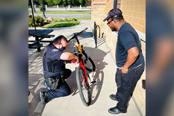 打工仔自行车被抢 善心警察送他一辆新的