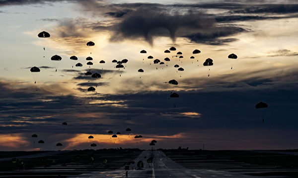 7月30日凌晨，美軍第 82 空降師和日本陸上自衛隊傘降關島安德森空軍基地。（美國空軍）