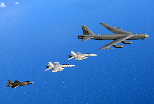 8月5日，美軍公佈B-52轟炸機與澳大利亞空軍的1架EA-18G 咆哮者電戰機、1架F/A-18F 超級大黃蜂戰機和1架F-35A隱形戰機在2021 年護身符軍刀演習期間。（美國印太司令部）