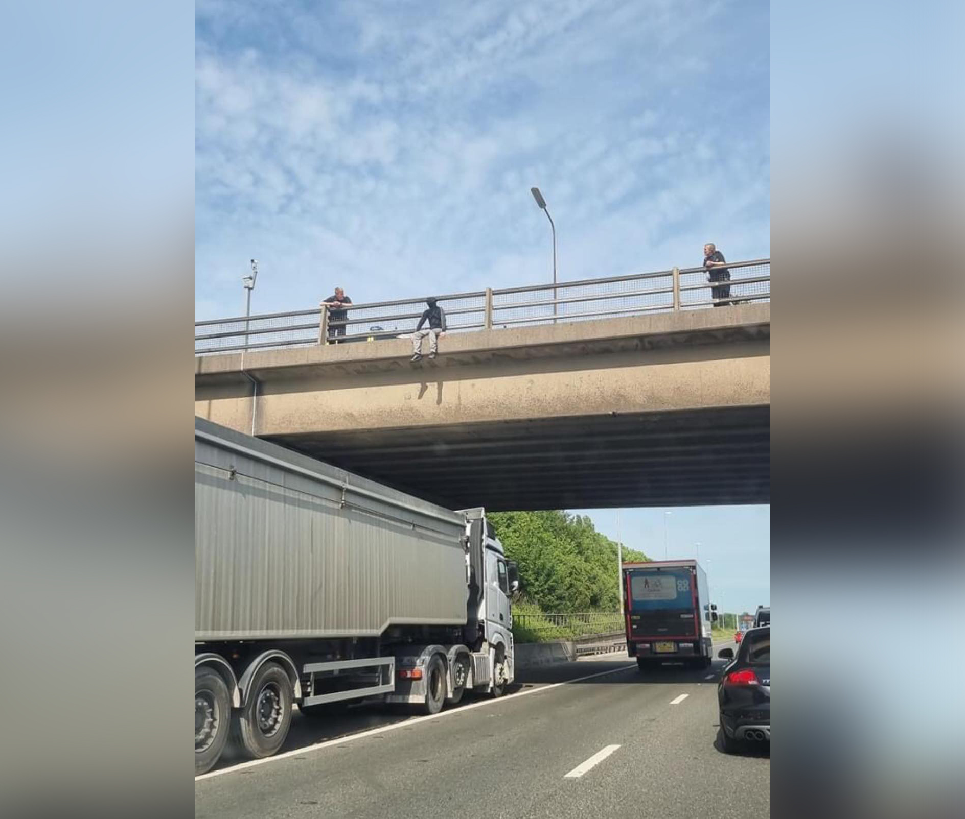 男子想在高速公路橋上自殺,一位長途卡車司機把車停在這名男子下面,以防不測。(由利茲弱勢公民支持組織提供)