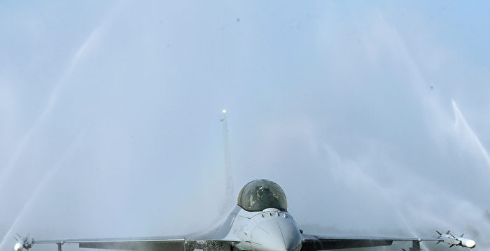 F-16V战机座舱罩脱落 飞官停飞调查中