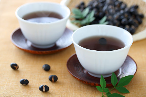 湿性体质的人容易睡不饱、感到累，中医的茶饮可排湿兼养脾。(Shutterstock)