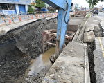 彰化巿道路陷50公尺“天坑” 紧急抢修中