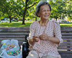 多伦多著名地标前 天天等中国游客的老奶奶