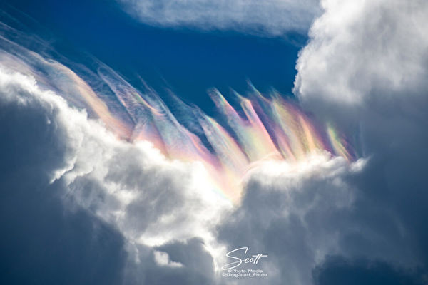 摄影师捕捉到色彩瑰丽的“彩云” 超罕见