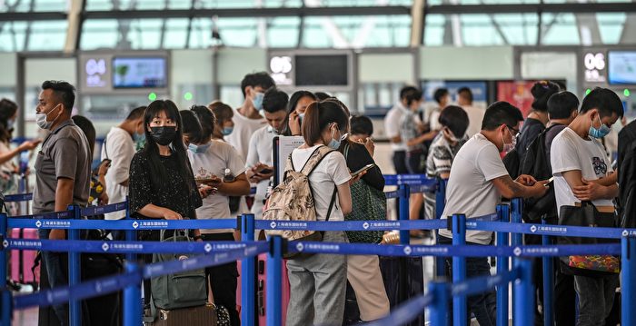 美国解禁 中国留学生上海机场排长队等待赴美