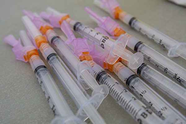 加國安省大學強制接種疫苗被指違憲 面臨起訴