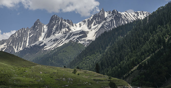 组图：印度克什米尔山谷 地貌奇特美景如画