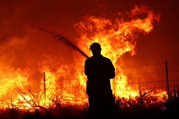 卡尔多山火火势凶猛 埃尔多拉多县进入紧急状态