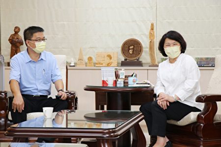  市长黄敏惠(右)与嘉义高中新任校长陈元泰。