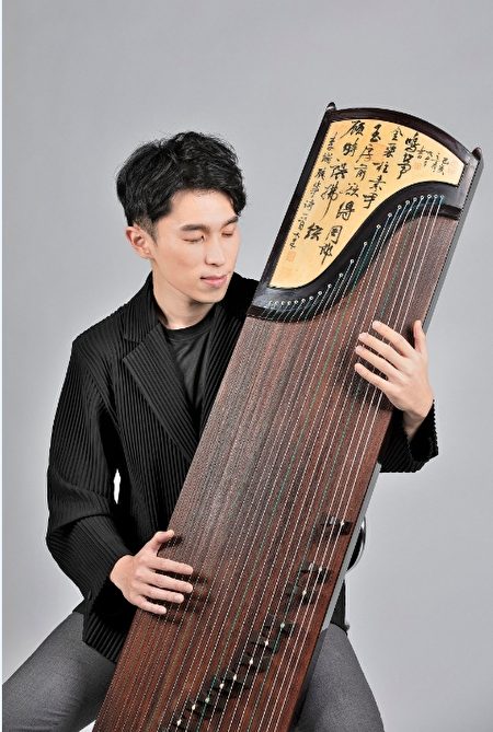 Musician Huang Weijie performs 