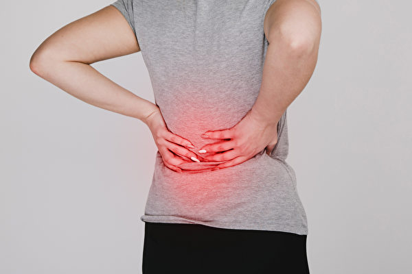 两个腰痛患者就有一个是坐骨神经痛！改善的首要之务是保养腰部关节。(Shutterstock)