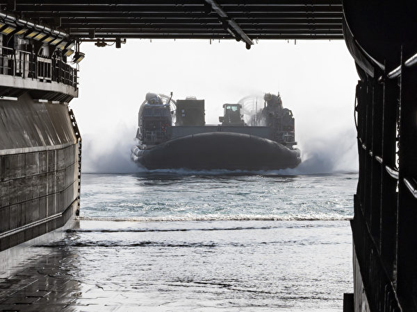 8月13日，美國海軍陸戰隊第 11遠征隊在第三艦隊區域演習，一艘氣墊登陸艇準備進入兩棲攻擊艦埃塞克斯號（LHD 2）的船艙中。（美國海軍）