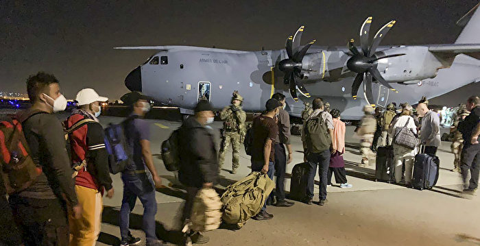 组图：逃离阿富汗 民众在喀布尔机场等候登机