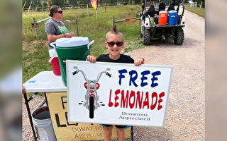 8岁男孩摆柠檬水摊 为儿童医院筹三万多美元