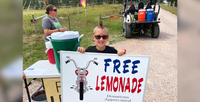 8岁男孩摆柠檬水摊 为儿童医院筹三万多美元