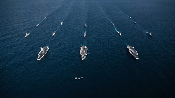 2017年11月12日，美军三只航母打击群齐聚西太平洋，包括里根号（CVN 76）、罗斯福号（CVN 71）和尼米兹号（CVN 68）与韩国海军一起演练。（美国海军）