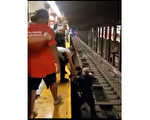 布朗士地鐵站 警察救起落軌市民