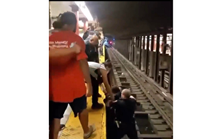布朗士地铁站 警察救起落轨市民