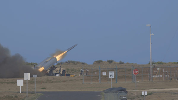 8月15日，美国海军陆战队的无人发射车在夏威夷的导弹靶场试射了海军打击导弹（Naval Strike Missile），导弹飞行了 100 多海里后集中了靶船。（美国海军陆战队）