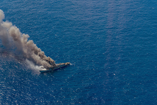 8月15日，美军在夏威夷海域进行实弹打靶船演练，充当靶船的美军退役护卫舰英格拉汉姆号（USS Ingraham）被反舰导弹击中后升起浓烟。（美国海军）
