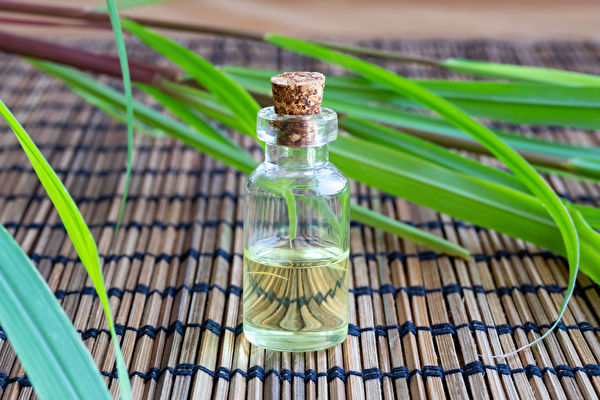 A,Bottle,Of,Essential,Oil,With,Fresh,Lemon,Grass,On