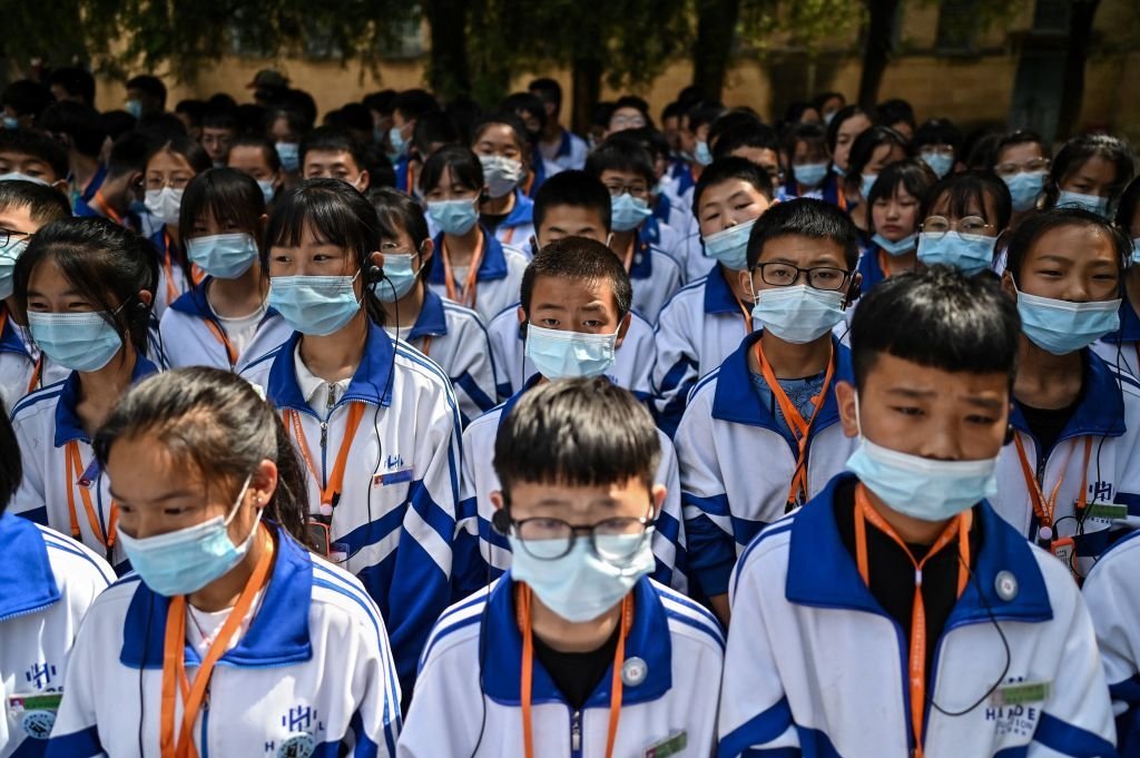 图为中国的中学生，资料图。(HECTOR RETAMAL/AFP via Getty Images)