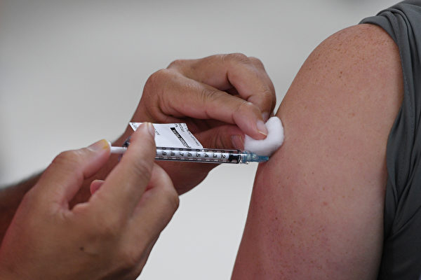 西澳16至29歲的人從週一（8月16日）開始，可在政府運營的疫苗接種診所預約接種輝瑞疫苗。 ( Dean Lewins - Pool/Getty Images)