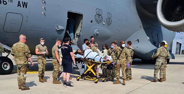 阿富汗孕妇撤离 在美军C-17运输机上分娩