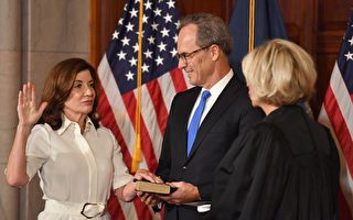 霍楚爾宣誓就職 紐約迎來首位女州長