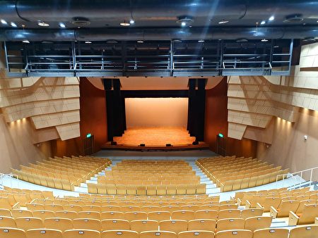 全新改造后的屏东艺术馆将原有观众席由800席调整为624席，改善原有斜度不足、后排视线受阻及回音过大的情形。