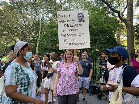 8月25日，纽约市民参加抗议强制疫苗千人集会。