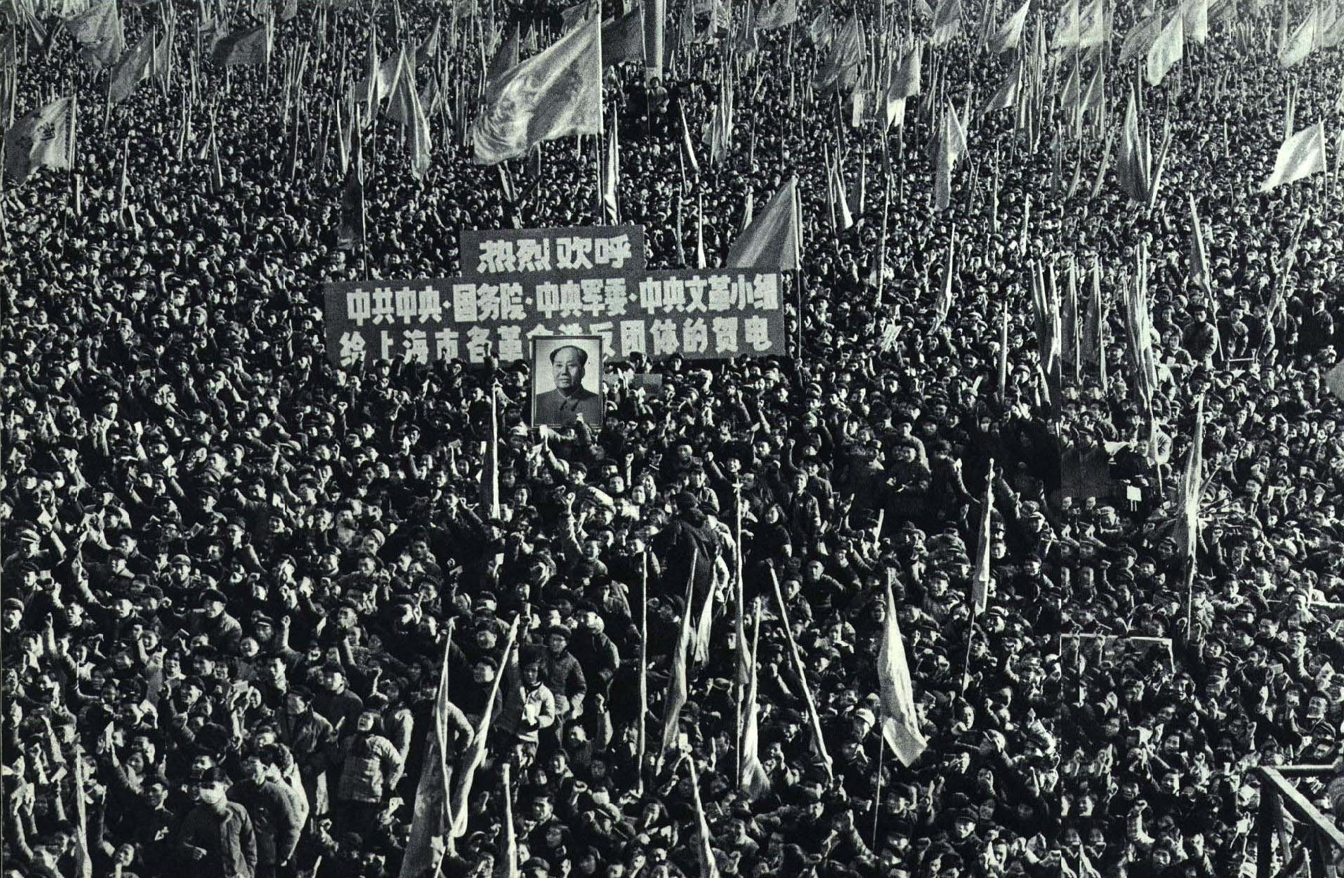 紅色中國把敬天敬地的中國人塑造成了反天反地的新人類。圖為1967年上海造反派慶祝遊行，《人民畫報》。（共有領域）