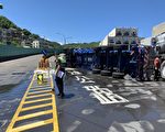 油漬灑滿地 基市光華橋高速路口油罐車翻覆