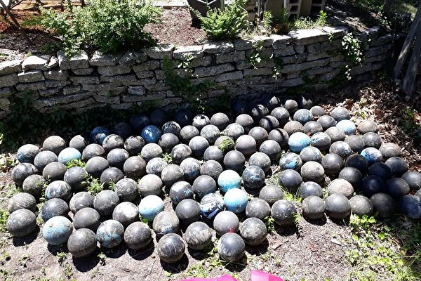 翻修后院 男子意外挖出半世纪前的158颗保龄球