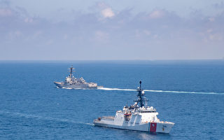 美战舰和海岸警卫队巡逻艇穿越台湾海峡