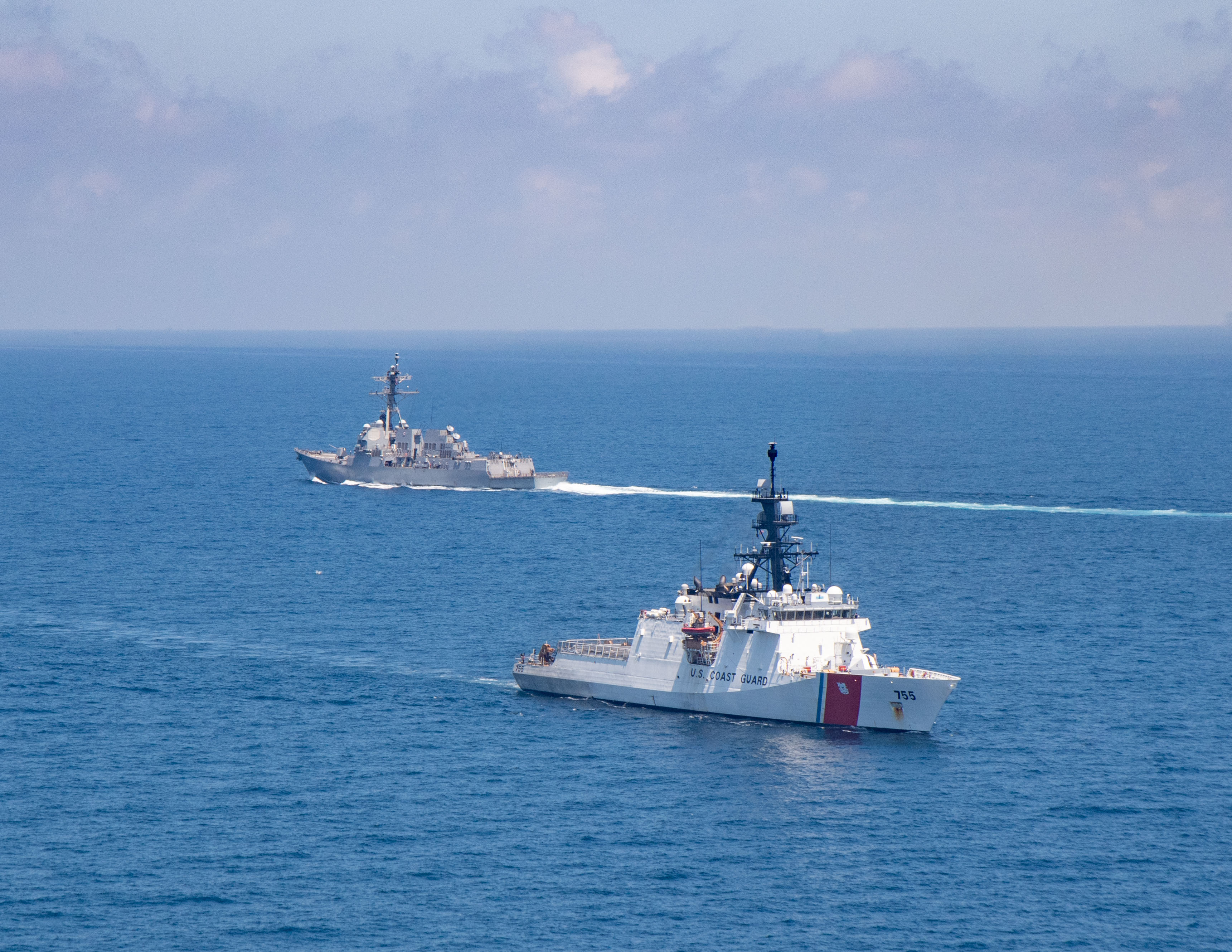 美战舰和海岸警卫队巡逻艇穿越台湾海峡| 台海| 大纪元
