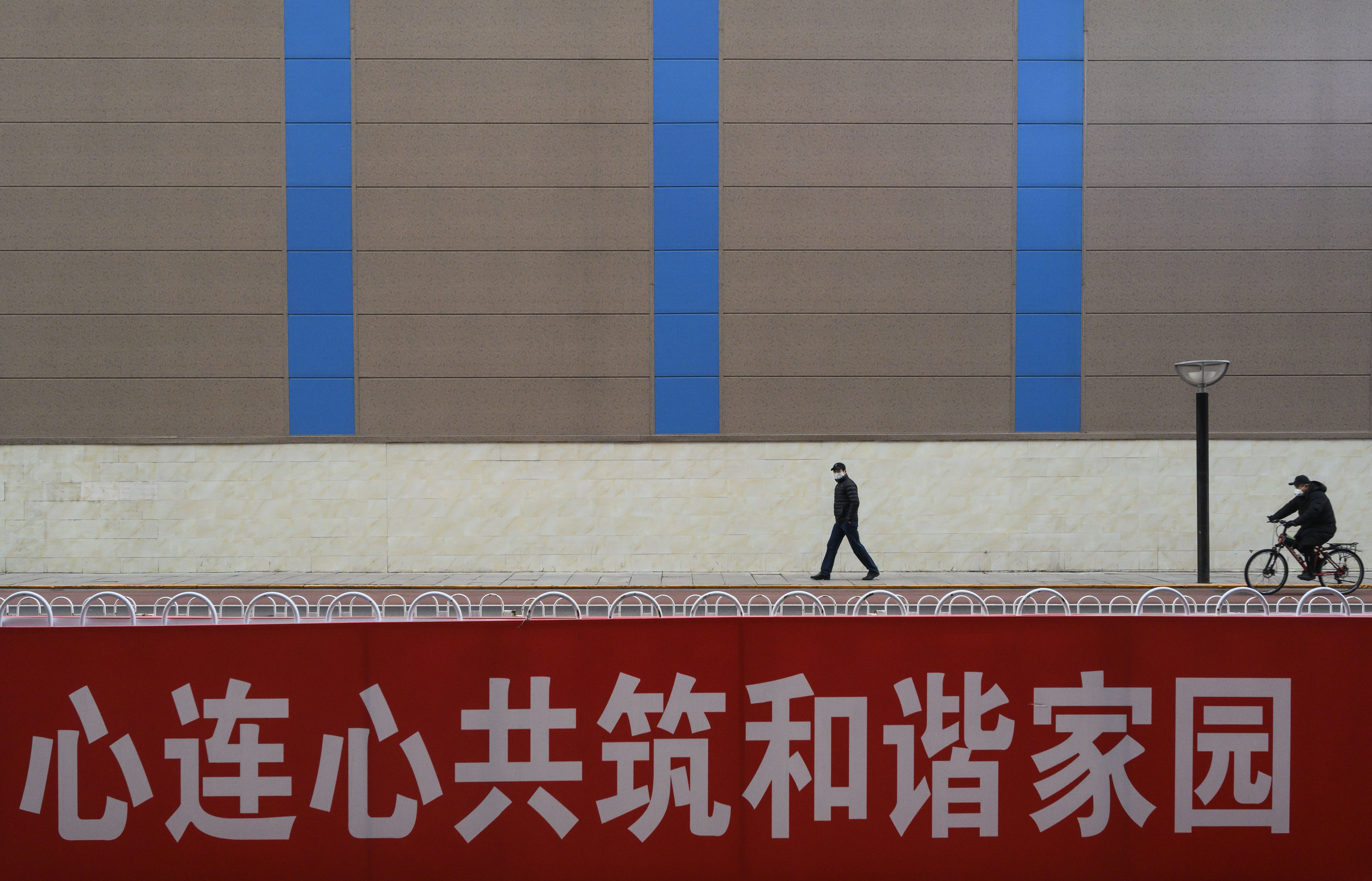 共产主义无神论体系若没国家暴力为后盾，对国民强行洗脑和灌输，面对逻辑严谨、道德完善的神传文化体系，无神论根本不可能具备文化优势。图为2020年2月18日北京一街道挂的中共宣传横幅。（Kevin Frayer/Getty Images）
