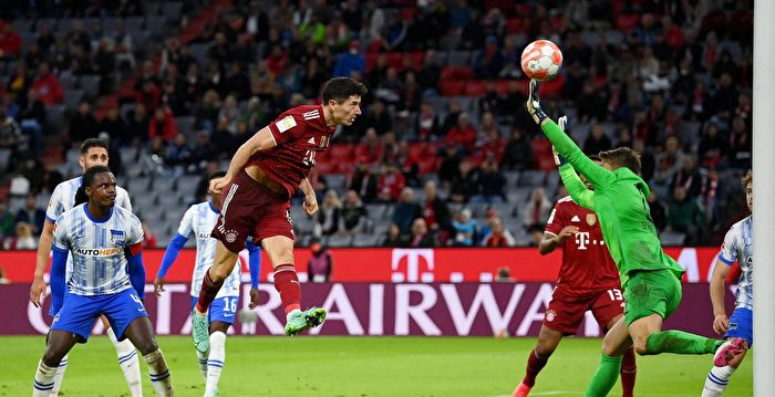 德甲第3轮：狼堡三连胜登顶 莱万戴帽刷纪录