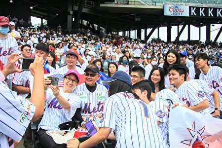 中華民國駐美代表蕭美琴與紐約經文處處長李光章穿著Mets球衣與外國友人及台灣僑胞合影。
