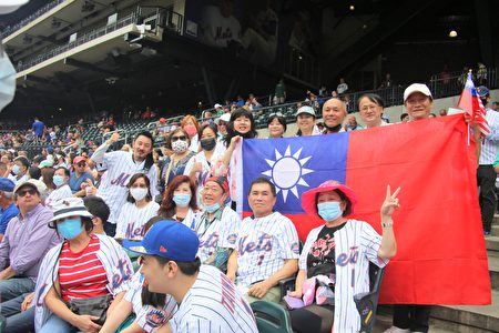 台灣僑胞手持中華民國國旗合影。