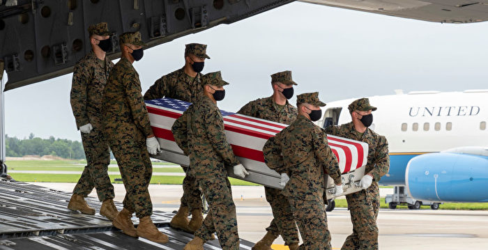 美国女兵阵亡 怀抱阿富汗婴儿温馨照曾广传