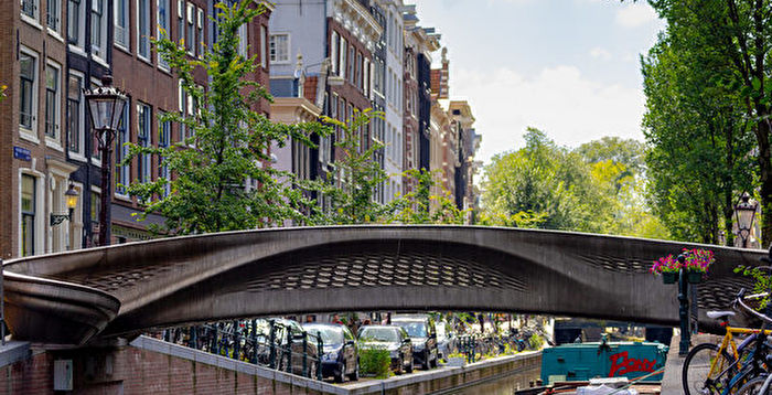 世界首座3D打印钢制桥梁 荷兰落成启用