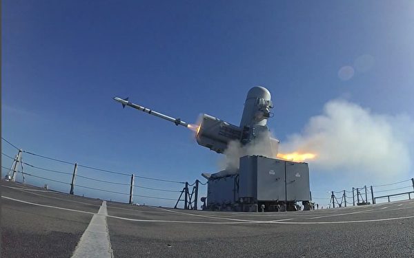 2021年4月8日，美軍的獨立級瀕海戰鬥艦查爾斯頓號（LCS 18）在太平洋發射 RIM-116 滾動機身導彈（RAM）。（美國海軍）