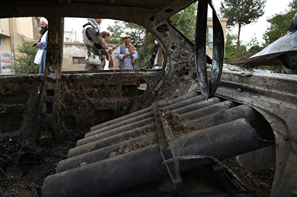 8月30日，阿富汗喀布爾機場遭到多枚火箭襲擊後，一輛受損的汽車被發現，後座擺放著火箭發射器。（Wakil Kohsar/AFP via Getty Images）