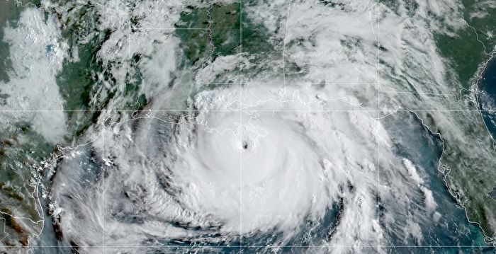 美国NOAA飞机钻进飓风眼 看似别有洞天
