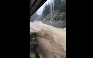 视频：青岛暴雨城区淹水 景区水势汹涌
